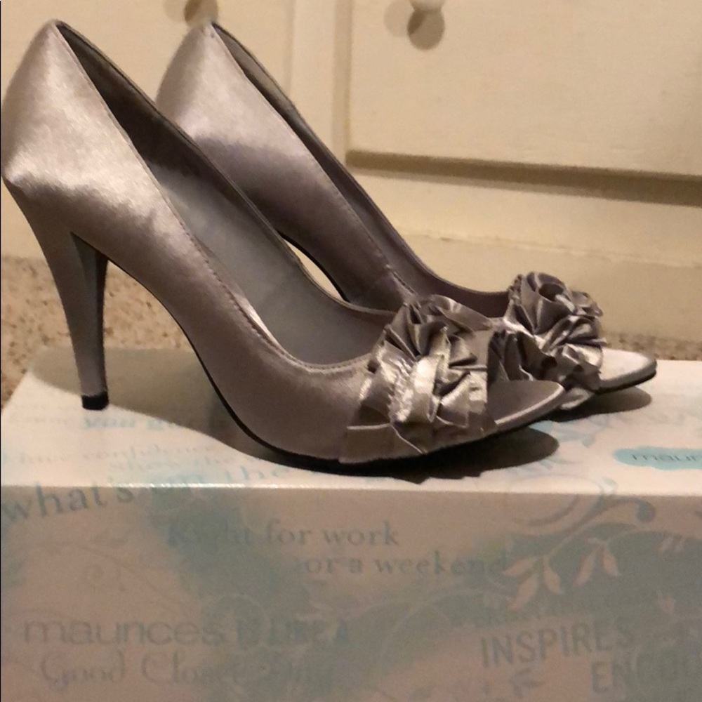 Gray/Silver peep toe pumps